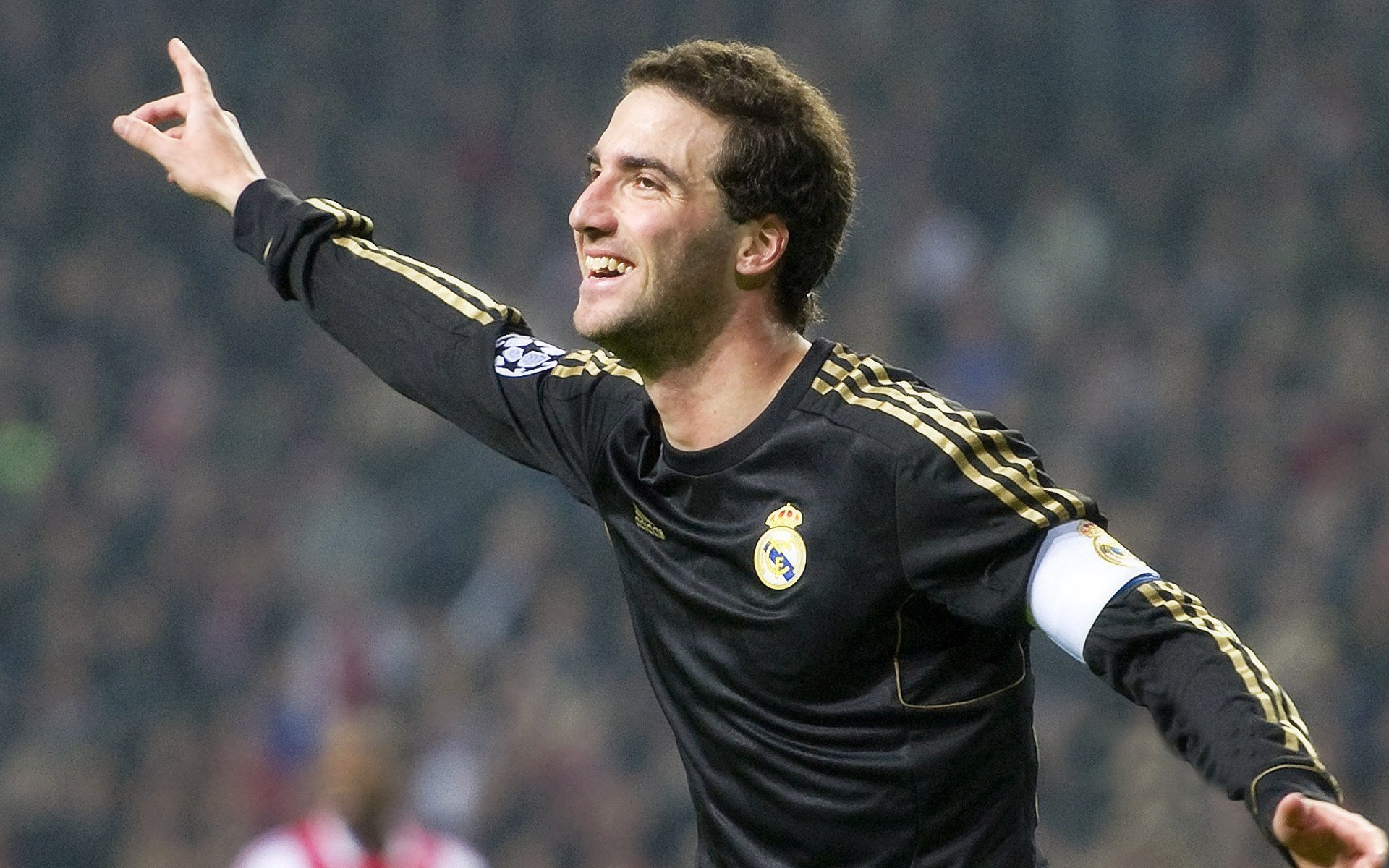 西甲:皇马在客场2-0完胜巴萨,阵势领先积分榜,皇马vs巴萨西甲第七轮2比2